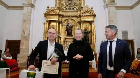 Momento de la entrega del premio a Juan Ignacio Ferrándiz Foto NACHO ROMERO 