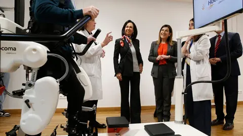 La presidenta de Cantabria, Mar&iacute;a Jos&eacute; S&aacute;enz de Buruaga, y la presidenta del Banco Santander, Ana Bot&iacute;n, visitan el exoesqueleto del &aacute;rea de rehabilitaci&oacute;n de alta intensidad. 
26 mar 24