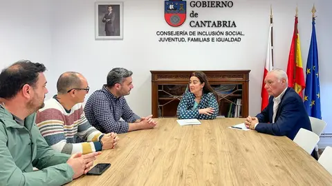 La consejera de Inclusi&oacute;n Social, Juventud, Familias e Igualdad, Bego&ntilde;a G&oacute;mez del R&iacute;o, recibe al alcalde de Ribamont&aacute;n al Monte.