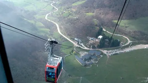 11:00	Telef&eacute;rico de Fuente De	El consejero de Cultura, Turismo y Deporte, Francisco Javier L&oacute;pez Marcano, inaugura las nuevas cabinas del telef&eacute;rico.
DANIEL PEDRIZA &copy;
8 ABR 06