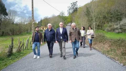 12:15 horas. Iglesia de San Juan Bautista. Ag&uuml;era, Guriezo. El consejero de Fomento, Ordenaci&oacute;n del Territorio y Medio Ambiente, Roberto Media, inaugura diversas actuaciones de conservaci&oacute;n y mantenimiento de viales en Ag&uuml;era. 2 de abril de 2024 &copy; Ra&uacute;l Lucio