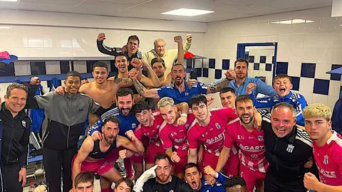 El equipo celebrando la victoria después del partido