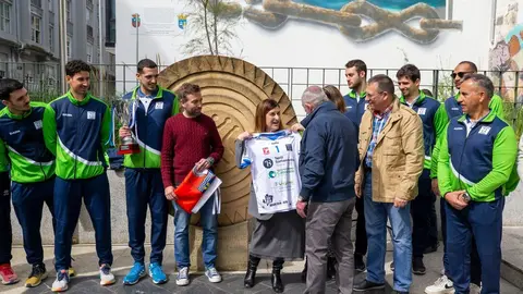 12:00 horas. Patio del Gobierno de Cantabria
La presidenta de Cantabria, Mar&iacute;a Jos&eacute; S&aacute;enz de Buruaga, recibe al Club Deportivo Voleibol Textil Santanderina. 10 ABRIL 2024 &copy; Miguel De la Parra