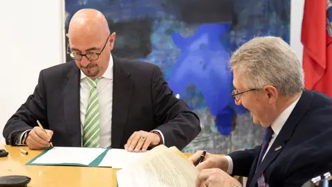 El consejero de Salud, C&eacute;sar Pascual, firma el convenio marco en Cuidados Paliativos entre Fundaci&oacute;n Marqu&eacute;s de Valdecilla y la Asociaci&oacute;n Espa&ntilde;ola contra el C&aacute;ncer. 
09 abril 2024