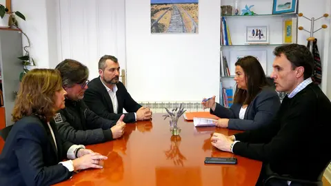 La consejera de Inclusi&oacute;n Social, Juventud, Familias e Igualdad, Bego&ntilde;a G&oacute;mez del R&iacute;o, se re&uacute;ne con Cruz Roja con motivo de la concesi&oacute;n de ayudas de emergencia.  
15 ABR 24