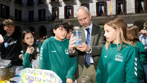 El consejero de Educaci&oacute;n, Formaci&oacute;n Profesional y Universidades, Sergio Silva, visita el mercado anual de cooperativas escolares organizado por la Asociaci&oacute;n de Centros de Ense&ntilde;anza de Econom&iacute;a Social.
18 abr 24