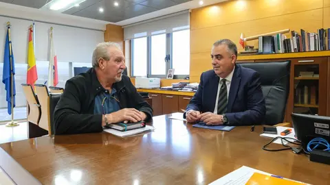 09:30.- Despacho del consejero. El consejero de Fomento, Ordenaci&oacute;n del Territorio y Medio Ambiente, Roberto Media, recibe al alcalde de Anievas. 23 de abril de 2024 &copy; Ra&uacute;l Lucio