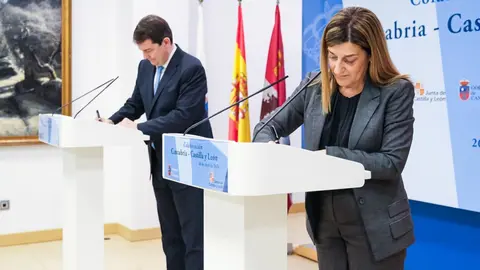 12:25 horas. Sala de Prensa del Gobierno- La presidenta de Cantabria, Mar&iacute;a Jos&eacute; S&aacute;enz de Buruaga, y el presidente de la Junta de Castilla y Le&oacute;n, Alfonso Fern&aacute;ndez Ma&ntilde;ueco, firman el Protocolo General de Actuaci&oacute;n entre ambas Comunidades e informan, en rueda de prensa, del contenido del mismo. 26 de abril de 2024 &copy; Ra&uacute;l Lucio