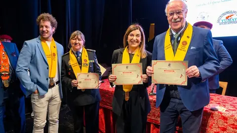 11:00 horas. Santo&ntilde;a
La presidenta de Cantabria, Mar&iacute;a Jos&eacute; S&aacute;enz de Buruaga, asiste al XXVII Gran Cabildo de la Cofrad&iacute;a de la Anchoa de Cantabria donde ser&aacute; nombrada Cofrade de Honor. Al finalizar este acto visita la XXIV Feria de la Anchoa y la Conserva de Cantabria 2024.
27 ABRIL 2024 &copy; Miguel De la Parra