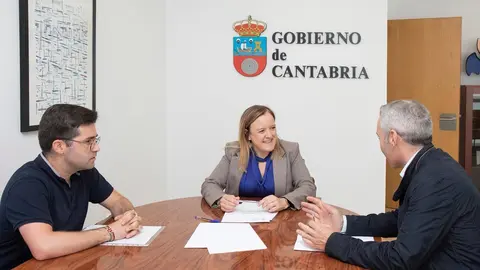 La consejera de Presidencia, Justicia, Seguridad y Simplificaci&oacute;n Administrativa, Isabel Urrutia, recibe al alcalde de Guriezo. 
30 abril 2024