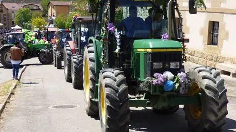 Foto la Procesión la abrieron una treintena de tractores engalanados