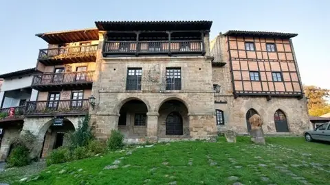 CASAS DEL &Aacute;GUILA Y LA PARRA EN SANTILLANA DEL MAR