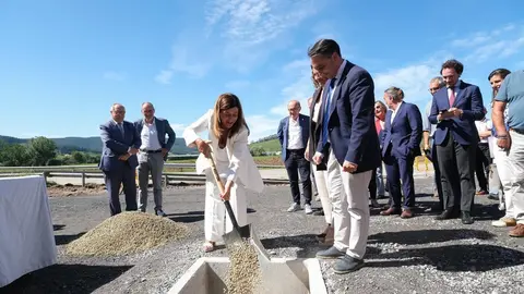 12:00 horas. Parbay&oacute;n (Pi&eacute;lagos). La presidenta de Cantabria, Mar&iacute;a Jos&eacute; S&aacute;enz de Buruaga, acompa&ntilde;ada de varios consejeros, pone la primera piedra del Centro Log&iacute;stico de La Pasiega. 5 de septiembre de 2023 &copy; Ra&uacute;l Lucio