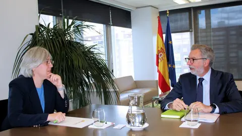 El director de la empresa p&uacute;blica Suelo Industrial de Cantabria (SICAN), dependiente de la Consejer&iacute;a de Industria, Empleo, Innovaci&oacute;n y Comercio del Gobierno de Cantabria, Ezequiel San Emeterio, se ha reunido hoy con la directora general de la Entidad Estatal de Suelo (SEPES), Leire Iglesias, y el director de Estrategia y Coordinaci&oacute;n de esta entidad estatal del Ministerio de Vivienda  Agenda Urbana, Benjam&iacute;n L&oacute;pez, para analizar la situaci&oacute;n del pol&iacute;gono industrial La Vega de Reinosa.
