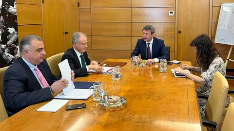 16:00 horas. Nuevos Ministerios, Madrid. Los consejeros de Fomento, Ordenaci&oacute;n del Territorio y Medio Ambiente, Roberto Media, y de Industria, Empleo, Innovaci&oacute;n y Comercio, Eduardo Arasti, se re&uacute;nen con el secretario de Estado de Transportes y Movilidad Sostenible, Jos&eacute; Antonio Santano.