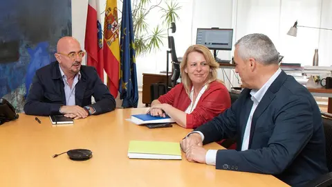 El consejero de Salud, C&eacute;sar Pascual, recibe a Javier Camino Conde, presidente de la Federaci&oacute;n de Municipios de Cantabria. 
23 mayo 2024