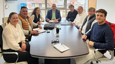 El consejero de Fomento, Ordenaci&oacute;n del Territorio y Urbanismo, Roberto Media, se re&uacute;ne con los presidentes de tres juntas vecinales de Val de San Vicente.