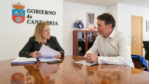 13:00 horas. Despacho de la consejera de Presidencia, Justicia, Seguridad y Simplificaci&oacute;n Administrativa. La consejera de Presidencia, Justicia, Seguridad y Simplificaci&oacute;n Administrativa, Isabel Urrutia, recibe al alcalde de Valdeolea, Fernando Franco. 27 de mayo de 2024 &copy; Ra&uacute;l Lucio