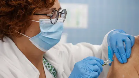 ROBER SOLSONA..20240102&hellip;..VALENCIA&hellip; EL CONSELLER DE SANIDAD MARCIANO G&Oacute;MEZ, PARTICIPA EN LA CAMPA&Ntilde;A DE VACUNACI&Oacute;N FRENTE A LA GRIPE Y LA COVID-19 EN EL CENTRO DE SALUD SERRER&Iacute;A, DONDE RECIBE UNA DOSIS DE AMBAS VACUNAS CON &Aacute;NIMO DE TRASLADAR A LA POBLACI&Oacute;N LA IMPORTACIA DE VACUNARSE PARA PROTEGERSE FRENTE A ESTOS VIRUS RESPIRATORIOS.