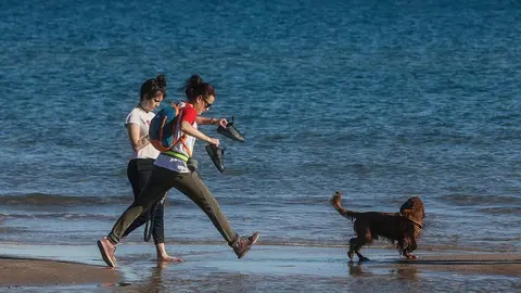 ROBER SOLSONA&hellip;2022124&hellip;&hellip;VALENCIA&hellip;LA PLAYA DE LA MALVARROSA (VALENCIA) LLENA DE GENTE, APROVECHANDO LAS ALTAS TEMPERATURAS, EN PLENA NAVIDAD.