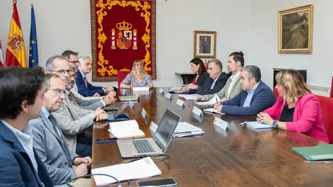 El consejero de Fomento, Ordenaci&oacute;n del Territorio y Medio Ambiente, Roberto Media, participa en la comisi&oacute;n de seguimiento de la reordenaci&oacute;n ferroviaria de Santander. 
6 junio 2024