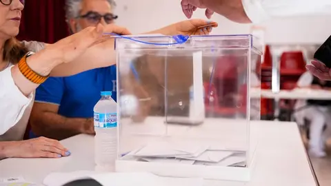 Detalle de la jornada electoral en el Colegio de los Maristas, a 9 de junio de 2024, en Sevilla (Andaluc&iacute;a, Espa&ntilde;a). Hoy tienen lugar las elecciones europeas de 2024 en Espa&ntilde;a. M&aacute;s de 38 millones de espa&ntilde;oles est&aacute;n llamados a pasar por las urnas en unos comicios en los que se eligen a 61 eurodiputados al Parlamento Europeo. El partido pol&iacute;tico m&aacute;s numeroso es el Partido Popular Europeo, con 177 parlamentarios, seguido del Grupo de la Alianza Progresista de Socialistas y Dem&oacute;cratas (143), mientras que el m&aacute;s peque&ntilde;o es el grupo de la Izquierda, con 37 representantes.