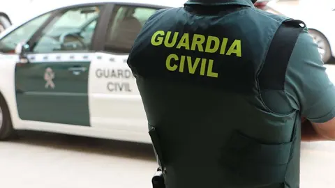 Un agente de la Guardia Civil, de espaldas, junto a un veh&iacute;culo oficial.
GUARDIA CIVIL
(Foto de ARCHIVO)
01/1/1970