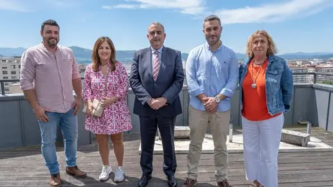 13/06/2024 12:15. &ndash; Despacho del consejero
El consejero de Fomento, Ordenaci&oacute;n del Territorio y Medio Ambiente, Roberto Media, recibe al alcalde de Ribamont&aacute;n al Monte.