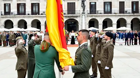 ..
19:30 horas. Plaza Porticada, Santander
La presidenta de Cantabria, Mar&iacute;a Jos&eacute; S&aacute;enz de Buruaga, asiste al izado de la
bandera nacional organizado por el Ej&eacute;rcito de Tierra con motivo del d&eacute;cimo
aniversario de la proclamaci&oacute;n del Rey Felipe VI. 19 JUNIO 2024 &copy; Miguel De la Parra