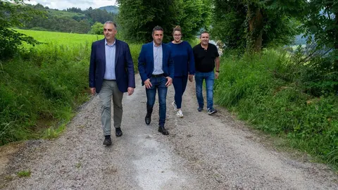 12:00 horas. Ayuntamiento de Santiurde de Toranzo
El consejero de Fomento, Ordenaci&oacute;n del Territorio y Medio Ambiente, Roberto
Media, realiza una visita institucional al municipio. 20 JUNIO 2024 &copy; Miguel De la Parra