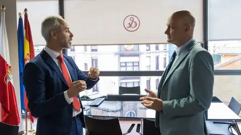 11:30 horas. Despacho de consejero. El consejero de Educaci&oacute;n, Formaci&oacute;n Profesional y Universidades, Sergio Silva, recibe al alcalde de Los Corrales de Buelna. 20 de junio de 2024 &copy; Ra&uacute;l Lucio