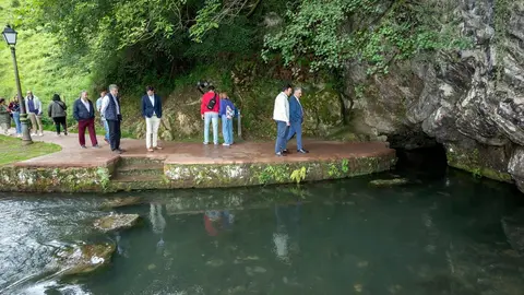 12:00 horas. Ayuntamiento de Ruente. 

El consejero de Fomento, Ordenaci&oacute;n del Territorio y Medio Ambiente, Roberto Media, inaugura obras de mejora del entorno de La Fuentona.