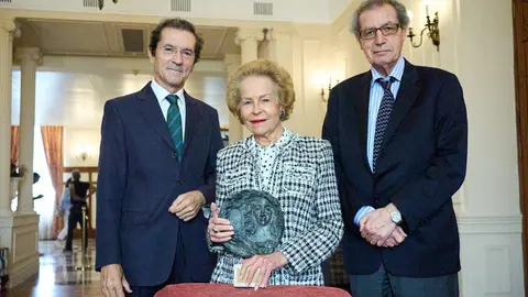 3/7/24 SANTANDER  uimp
XXVI Premio Honor Plaza Porticada
Elena Garc&iacute;a Bot&iacute;n; el presidente del jurado del Premio &ldquo;Plaza Porticada&rdquo;, Manual &Aacute;ngel Casta&ntilde;eda y el secretario del Jurado y de la Junta Directiva de la Asociaci&oacute;n Cultural Plaza Porticada, Antonio Tornel;

Foto:  Juanma Serrano
