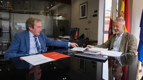 12:30 horas. Despacho del consejero. El consejero de Educaci&oacute;n, Formaci&oacute;n Profesional y Universidades, Sergio Silva, se re&uacute;ne con el director de la Fundaci&oacute;n Comillas, D&aacute;maso L&oacute;pez. 2 de julio de 2024 &copy; Ra&uacute;l Lucio