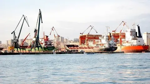 VISTA DE LOS ASTILLEROS. BAH&Iacute;A DE SANTANDER
LARA REVILLA &copy;
12 DIC 06