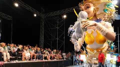 22:30 horas. Castro Urdiales. La presidenta de Cantabria, Mar&iacute;a Jos&eacute; S&aacute;enz de Buruaga, asiste al desfile de carrozas de la 75&ordf; edici&oacute;n del Coso Blanco. 5 de julio de 2024 &copy; Ra&uacute;l Lucio