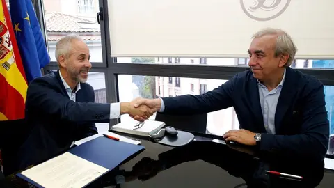 El consejero de Educaci&oacute;n, Formaci&oacute;n Profesional y Universidades, Sergio Silva, firma el convenio de colaboraci&oacute;n con la Fundaci&oacute;n Elecnor. 
9 jul 24