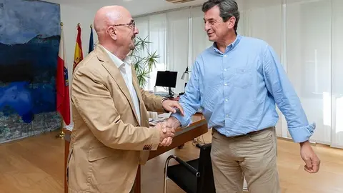 12:00 horas. Despacho del consejero

El consejero de Salud, C&eacute;sar Pascual, recibe al alcalde de Pesaguero.