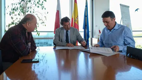 09:00 horas. Despacho del consejero. El consejero de Desarrollo Rural, Ganader&iacute;a, Pesca y Alimentaci&oacute;n, Pablo Palencia, firma un convenio con la Red C&aacute;ntabra de Desarrollo Rural. 22 de julio de 2024 &copy; Ra&uacute;l Lucio