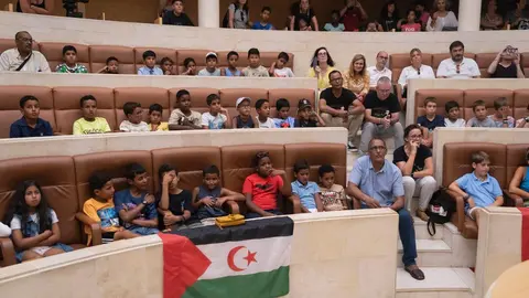 Recepcio en el hemiciclo del Parlamento de Cantabria a los ni&ntilde;os saharauis del programa Vacaciones por la paz