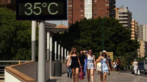 Varias personas intentan resguardarse del calor donde La AEMET ha lanzado un aviso especial por el peligro de las altas temperaturas durante el d&iacute;a de hoy, muchas zonas superar&aacute;n los 40 grados a 1 de agosto de 2024 en M&aacute;laga, Andaluc&iacute;a.//&Aacute;lex Zea.