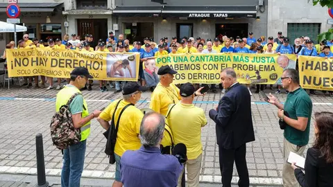 11:00 horas. Gobierno de Cantabria. El consejero de Fomento, Ordenaci&oacute;n del Territorio y Medio Ambiente, Roberto Media, se re&uacute;ne con la Asociaci&oacute;n de Maltratados por la Administraci&oacute;n (AMA) frente al Gobierno de Cantabria. 3 de agosto de 2024 &copy; Ra&uacute;l Lucio
