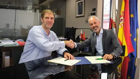 9:30 horas. Despacho del consejero. El consejero de Educaci&oacute;n, Formaci&oacute;n Profesional y Universidades, Sergio Silva, firma un convenio de colaboraci&oacute;n con CEOE-CEPYME. 31 de julio de 2024 &copy; Ra&uacute;l Lucio