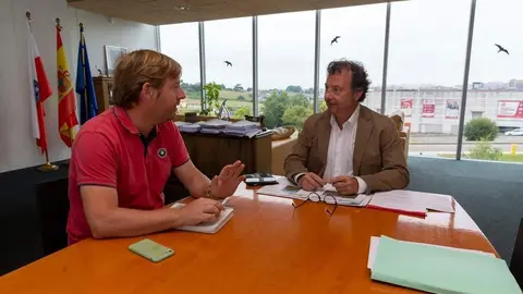 11:00 horas. Despacho consejer&iacute;a de Medio Rural. SantanderEl consejero de Desarrollo Rural, Ganader&iacute;a, Pesca y Alimentaci&oacute;n, Pablo Palencia, se reune con Pablo Diestro, alcalde de Reoc&oacute;n. 5 AGOSTO 2024 &copy; Miguel De la Parra