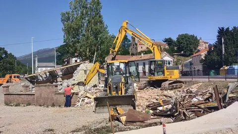 El lunes comenzó la demolición de la plaza.