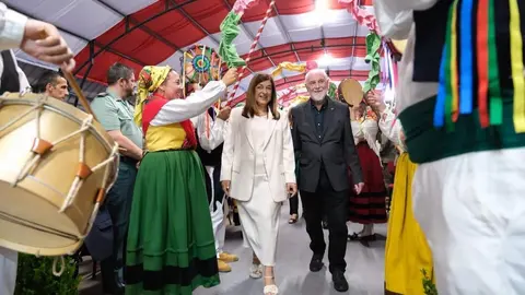 20:30 horas. Parque Municipal Conde San Diego, Cabez&oacute;n de la Sal. La presidenta de Cantabria, Mar&iacute;a Jos&eacute; S&aacute;enz de Buruaga, acompa&ntilde;ada de varios consejeros, asiste al preg&oacute;n del D&iacute;a de Cantabria. 4 de agosto de 2023 &copy; Ra&uacute;l Lucio