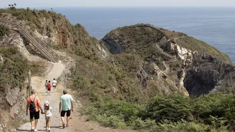 O Vicedo, Lugo. La ruta de O Fuci&ntilde;o do Porco (El hocico del cerdo) en Punta Sucastro, se ha convertido de un tiempo a esta parte en una de las principales atracciones tur&iacute;sticas de A Mari&ntilde;a lucense. La ruta, abierta hace algo mas de 5 a&ntilde;os, se ha popularizado de tal manera, que el Concello de O Vicedo se ha visto obligado a extender un numero limitado de pases diarios para impedir la masificaci&oacute;n del espacio natural