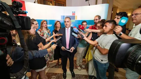 11:30 horas. UIMP 

El consejero de Fomento, Ordenaci&oacute;n del Territorio y Medio Ambiente, Roberto Media, inaugura el curso &lsquo;Adaptaci&oacute;n al cambio clim&aacute;tico de ciudades costeras: diferentes escalas de trabajo&rsquo; en la UIMP. (Habr&aacute; declaraciones a los medios a las 11:00 horas)