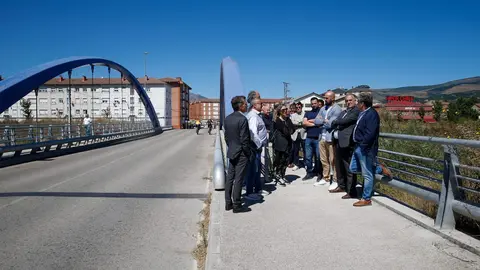 Autoridades sobre el puente nuevo del río Híjar