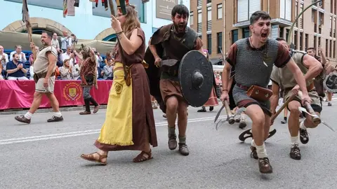 18:00 horas. Los Corrales de Buelna. La presidenta de Cantabria, Mar&iacute;a Jos&eacute; S&aacute;enz de Buruaga, asiste al Desfile de Tribus y Legiones de las Guerras C&aacute;ntabras. 1 de septiembre de 2024 &copy; Ra&uacute;l Lucio